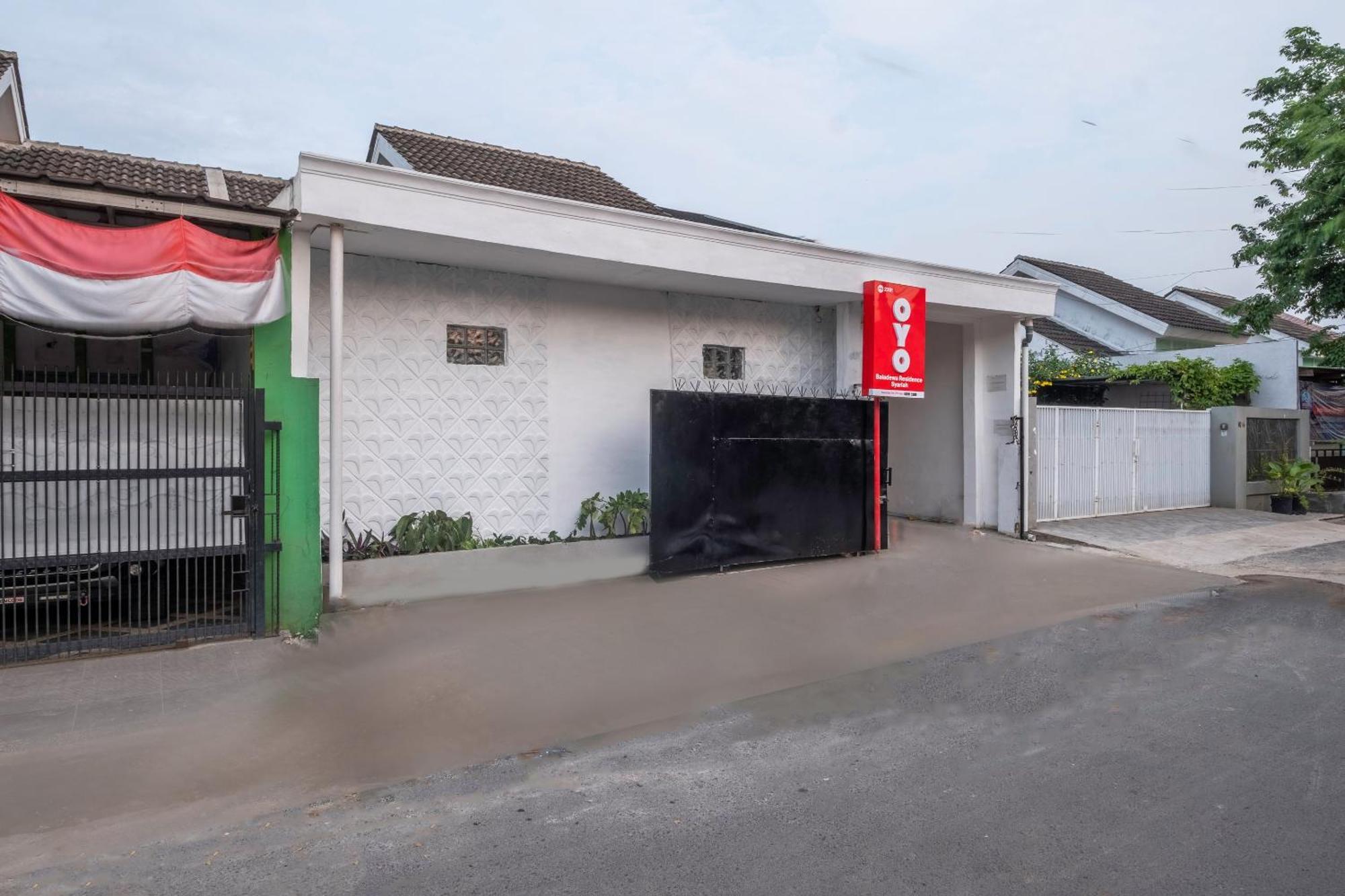 Oyo Life 2391 Baladewa Residence Syariah Karawang Exterior foto
