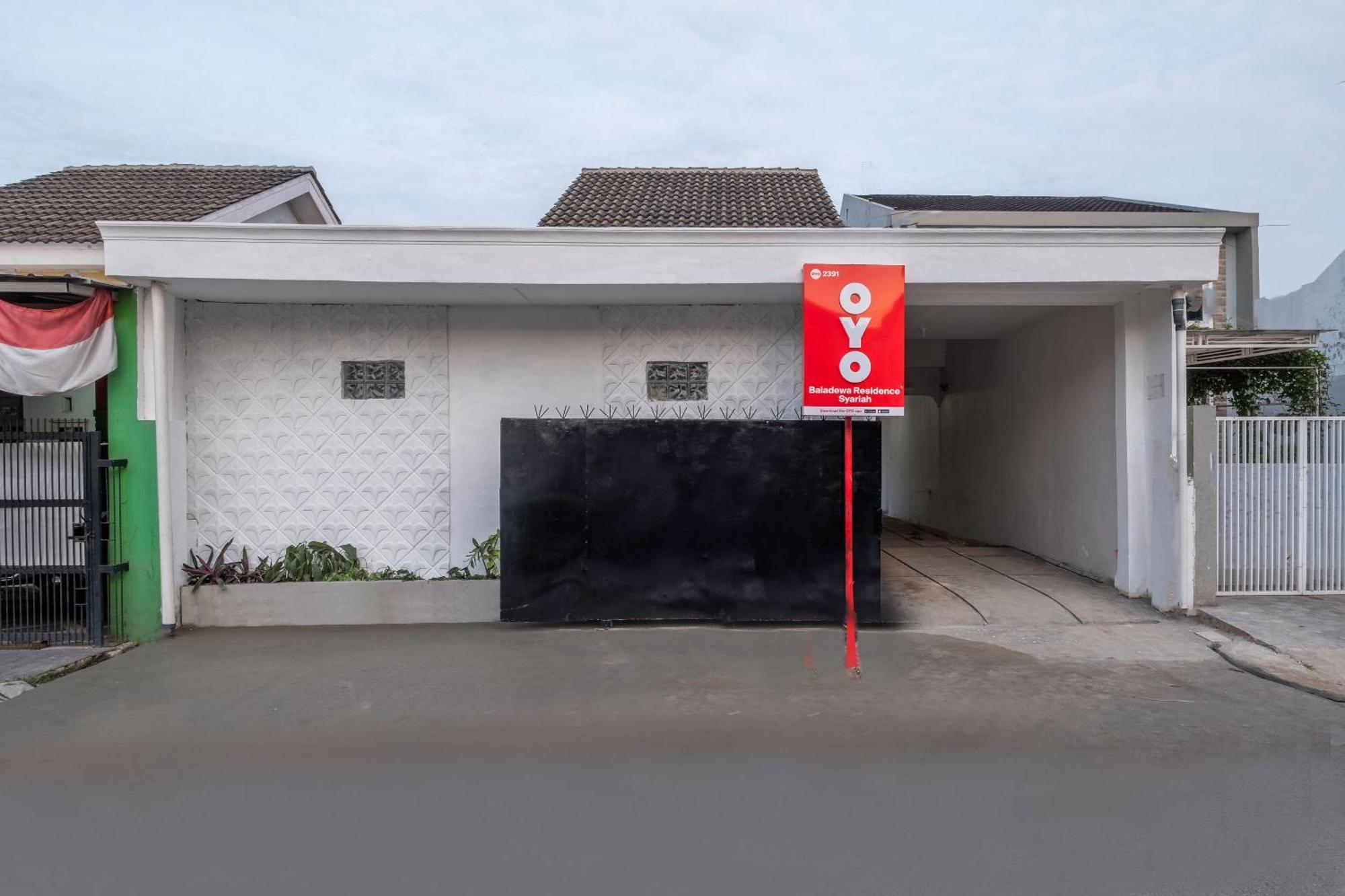 Oyo Life 2391 Baladewa Residence Syariah Karawang Exterior foto