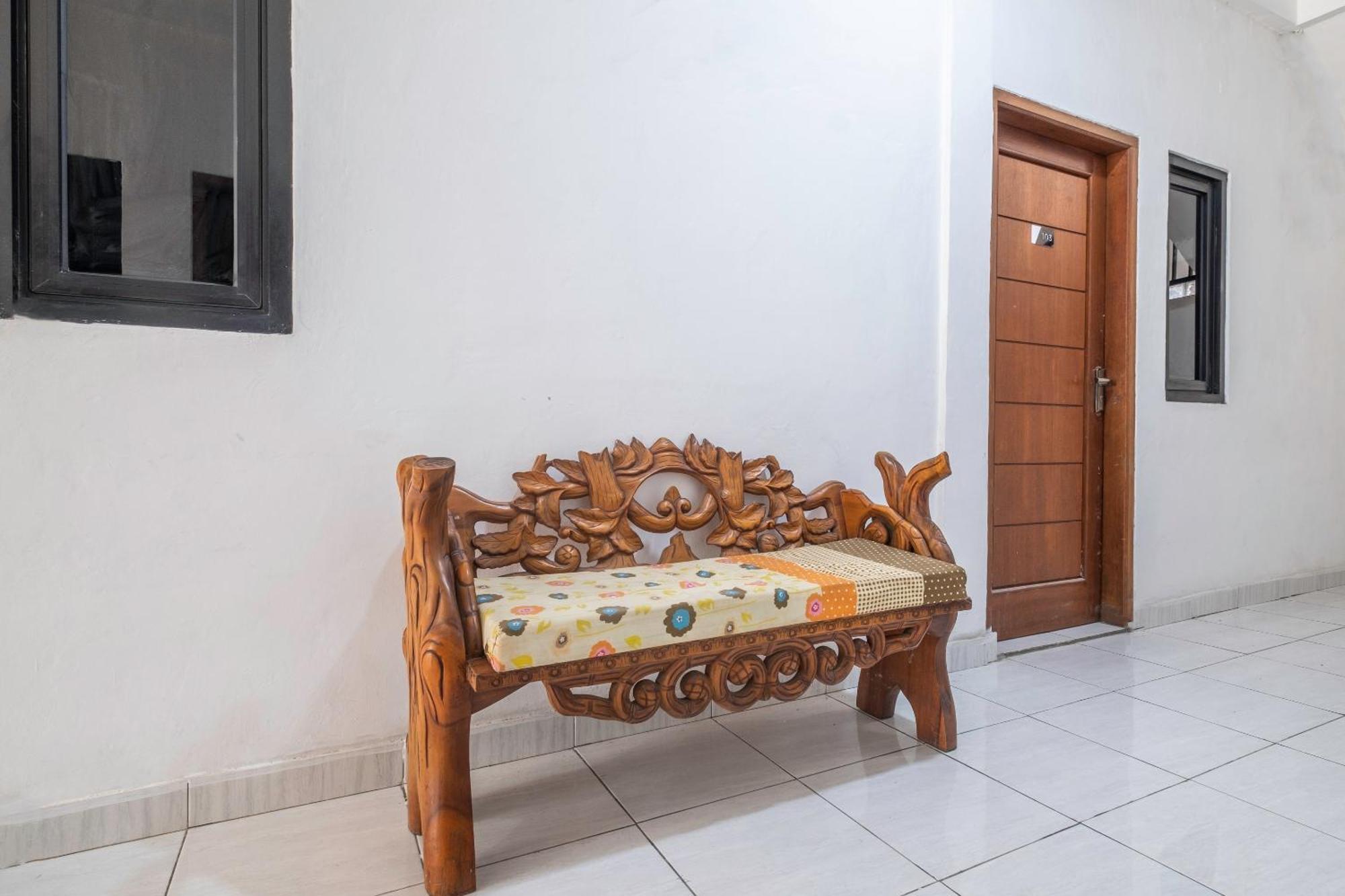Oyo Life 2391 Baladewa Residence Syariah Karawang Exterior foto